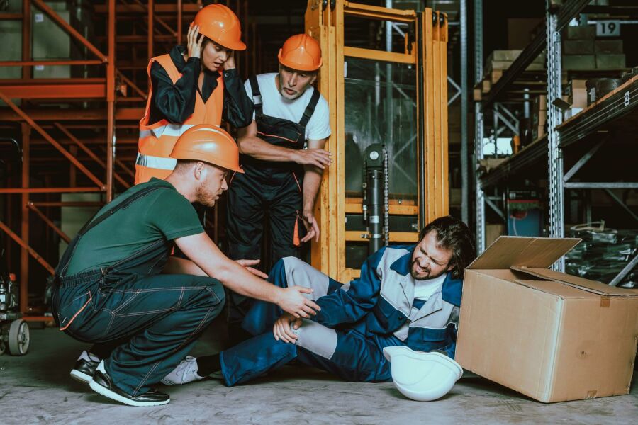 Imagem /////young-warehouse-worker-injured-leg-workplace (1)